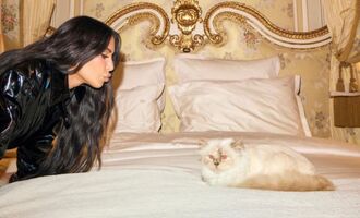 Kim Kardashian Hooks Up With Karl Lagerfeld’s Cat Choupette in Paris