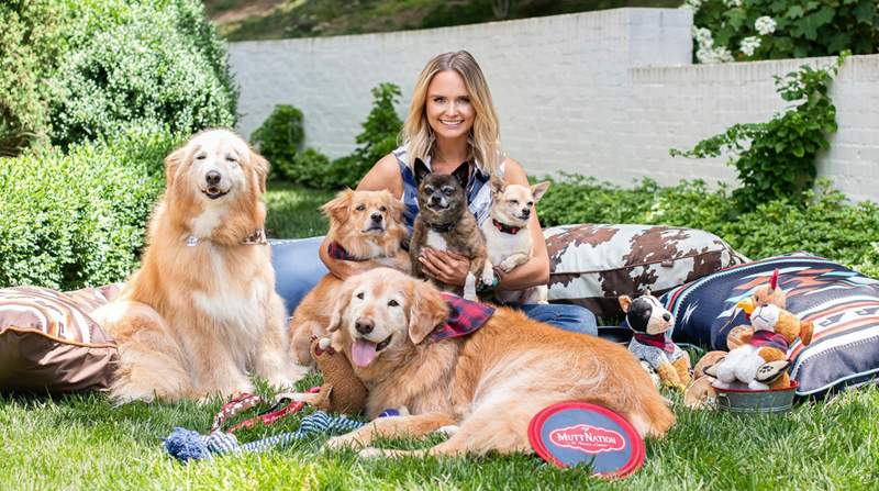 Miranda Lambert posing with her rescue dogs for Mutt Nation