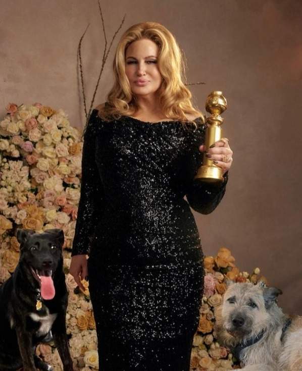 Jennifer Coolidge Golden Globes 2023 dogs Chewy and Bagpipes