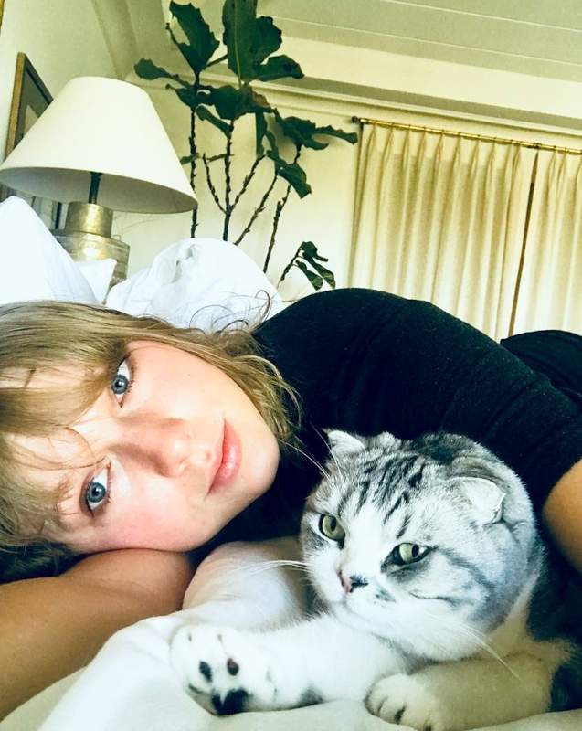 Taylor Swift in bed with her cat Meredith Grey