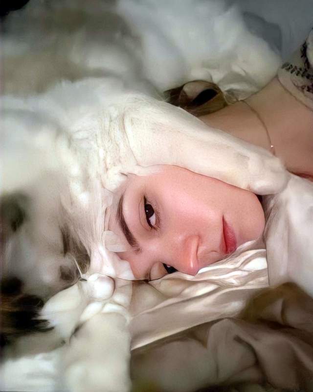 Anya Taylor-Joy in bed with cat Kitsune